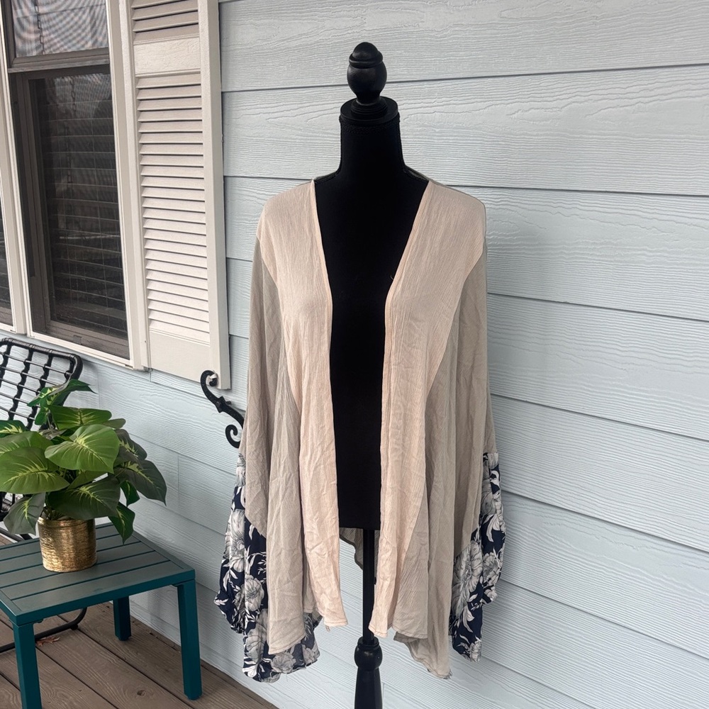 Elegant Beige and Navy Floral Kimono Cardigan